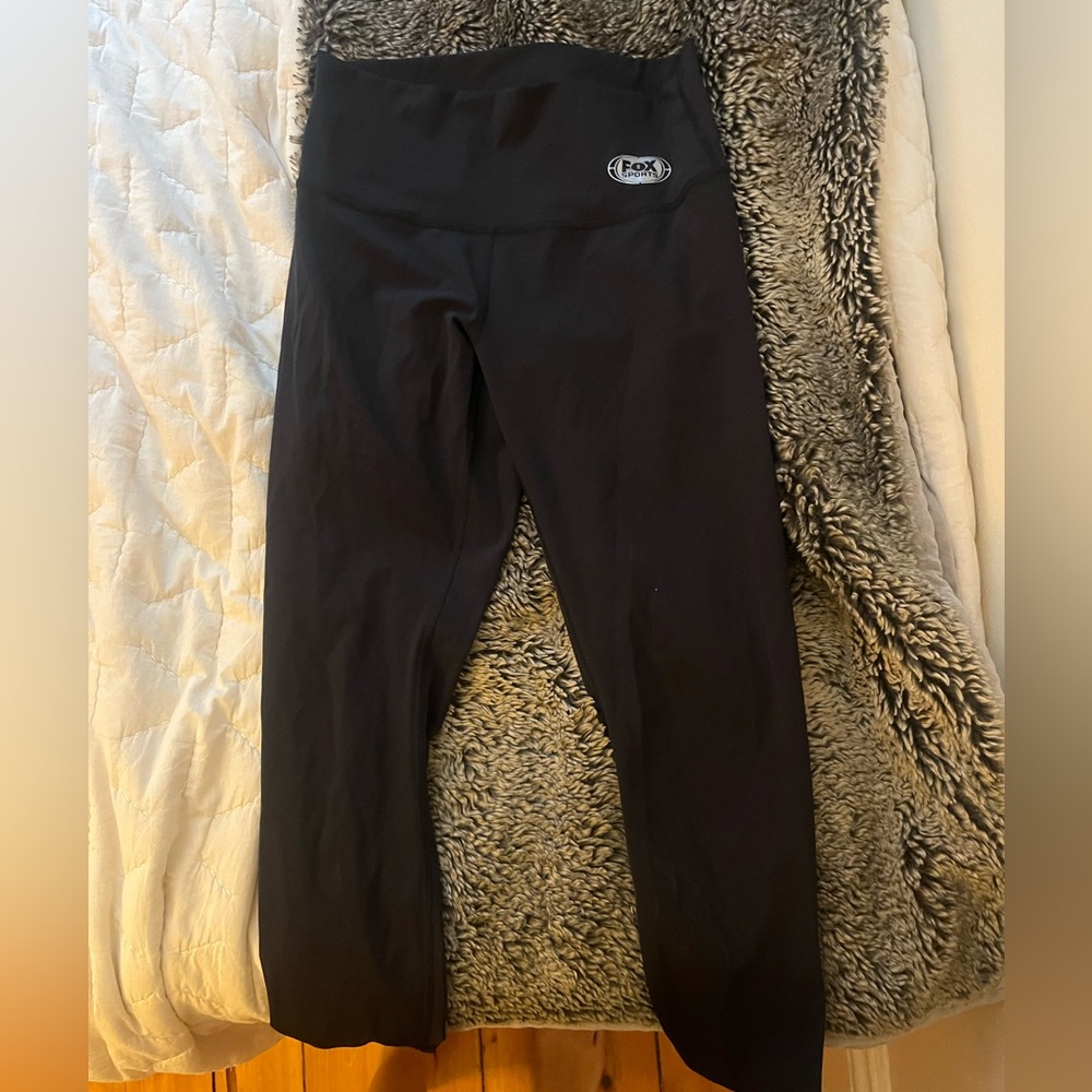 Lululemon Wunder Under leggings with company logo